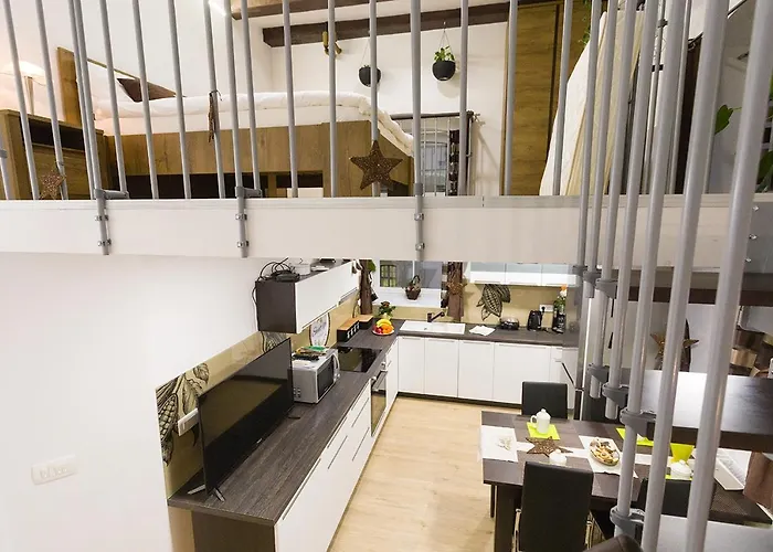 Sweet Getaway Apartment - Central & Parking
