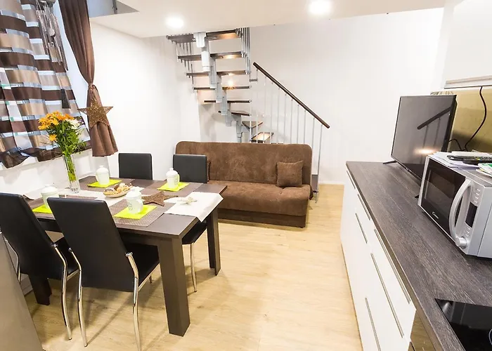Sweet Getaway Apartment - Central & Parking